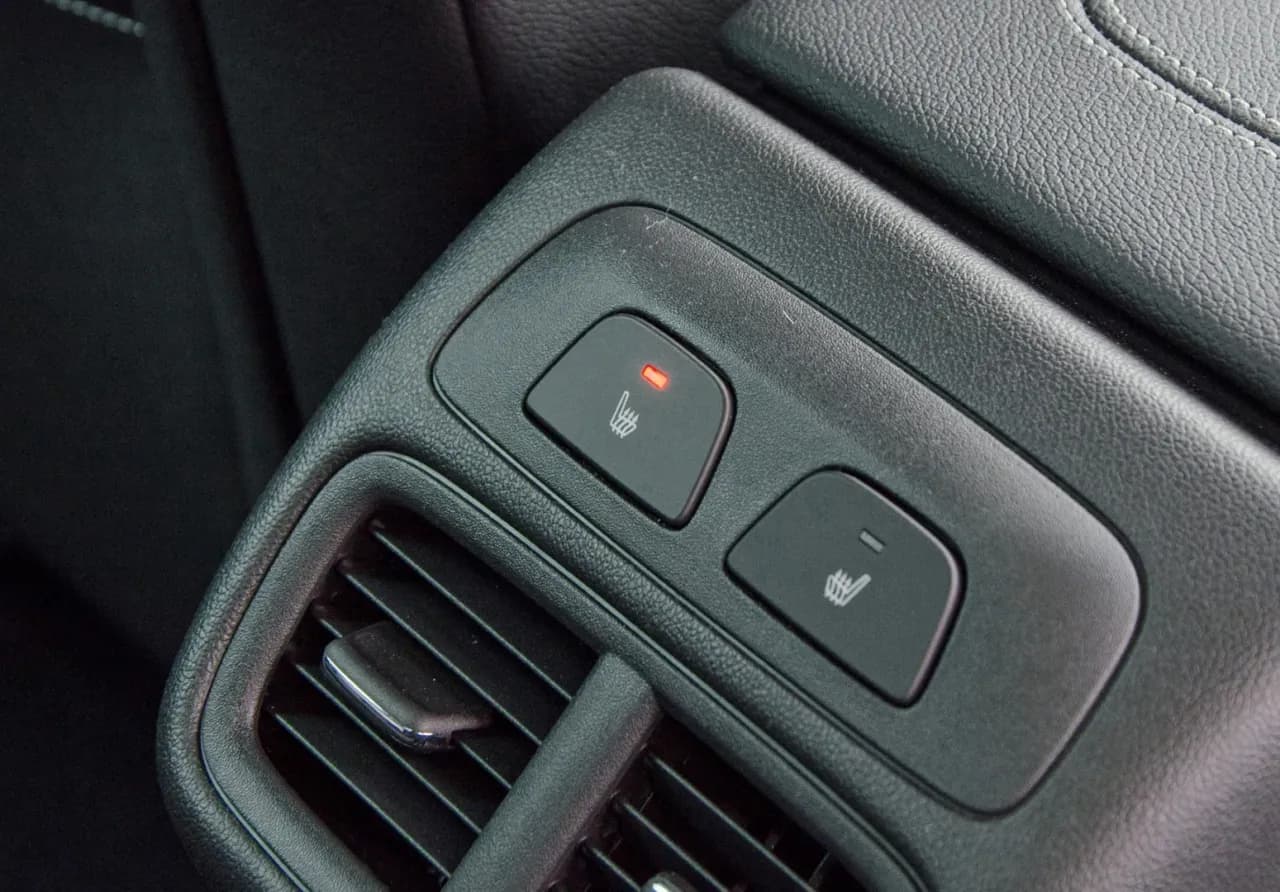 Podgrzewane fotele czy warto? Zobacz zalety i wady tej funkcji Podgrzewane fotele czy warto? Zobacz zalety i wady tej funkcji