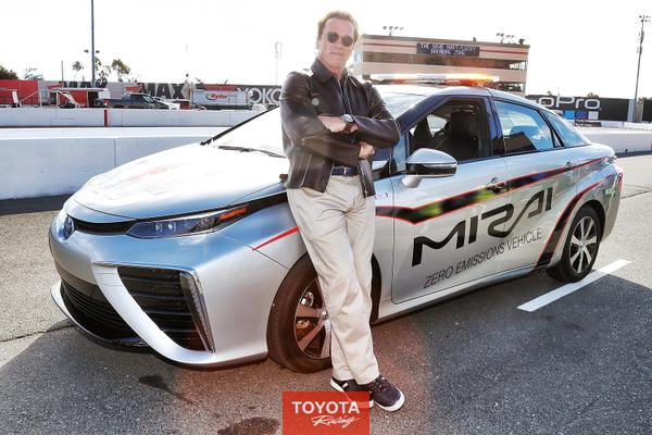 foto_Facebook_Toyota_Racing_Schwarzenegger_Nascar_Mirai