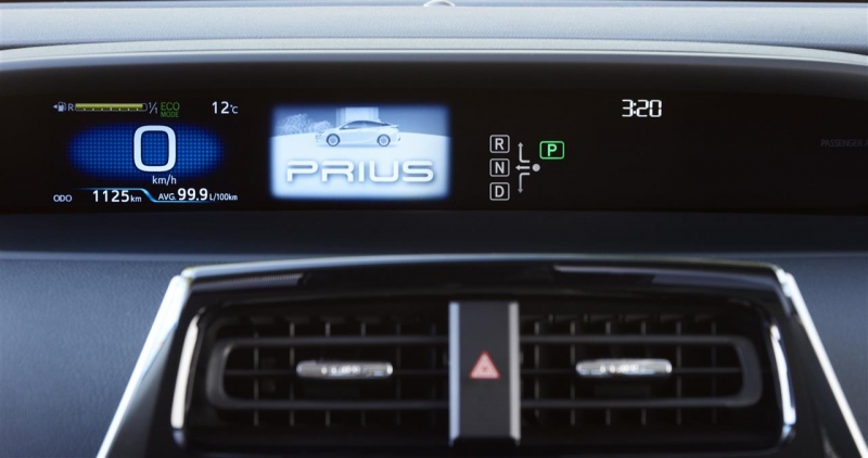 16_prius_int_17