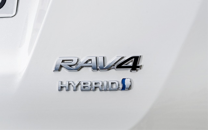 large_rav4_hybrid_51_sept2015