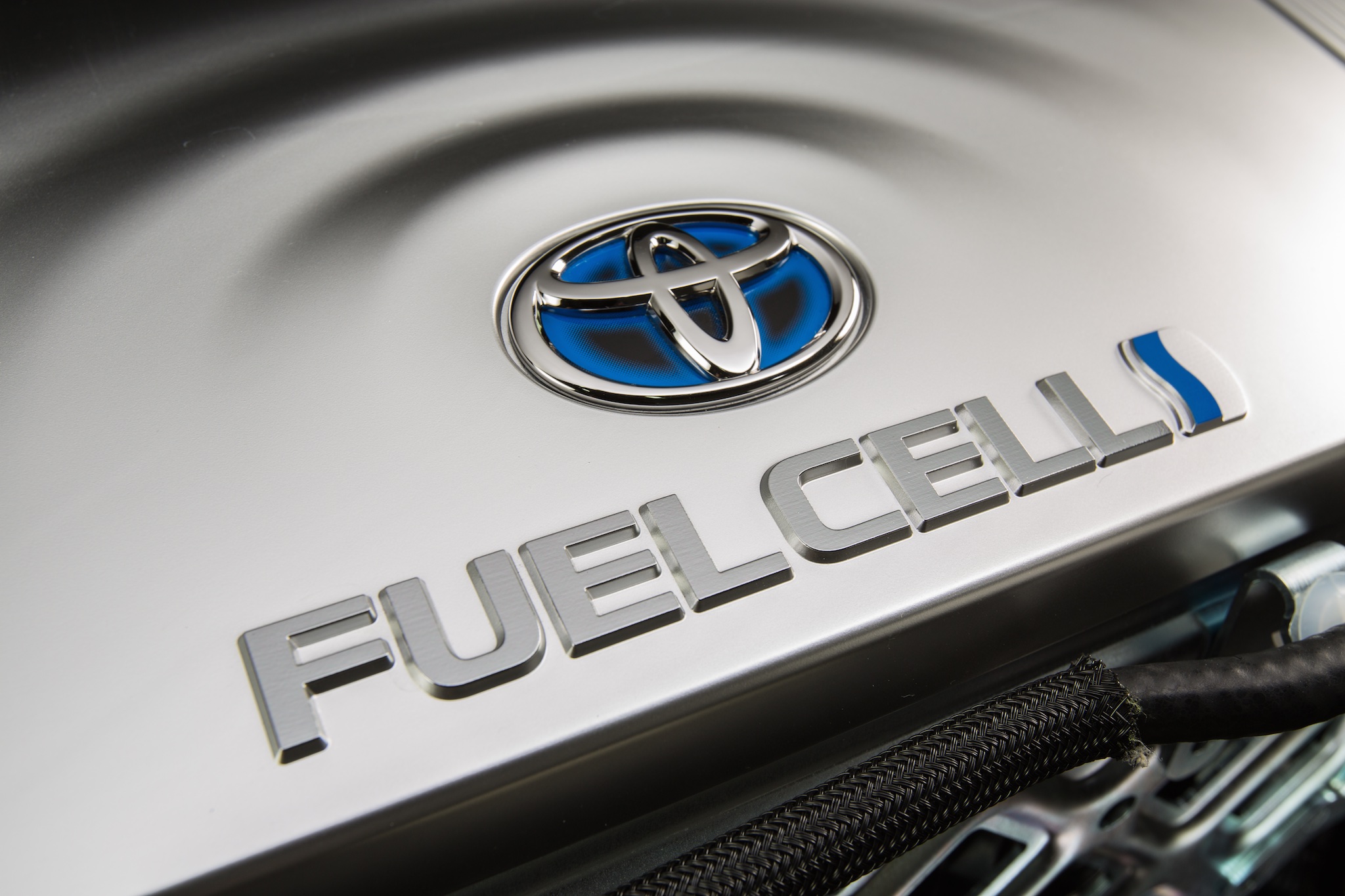 large_2016_toyota_fuel_cell_vehicle_016