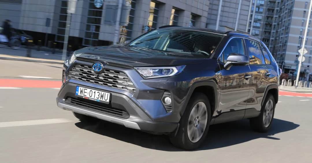 Toyota RAV4 hybryda czy benzyna - co wybrać, by zaoszczędzić?