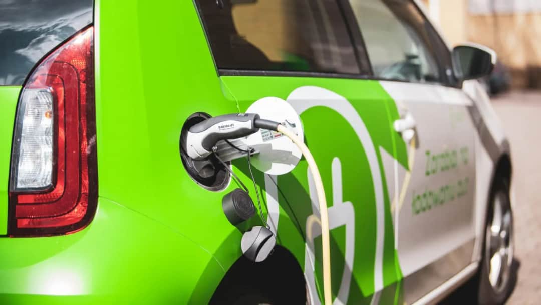 Ile kosztuje naładowanie samochodu elektrycznego na stacji? Ceny zaskakują