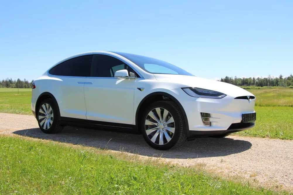 Ile kosztuje samochód elektryczny Tesla? Zaskakujące ceny modeli!