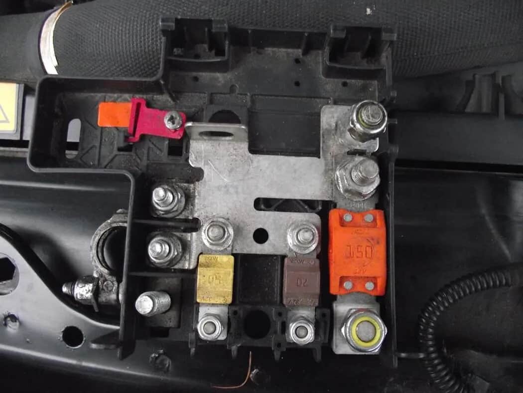 Czym smarować styki elektryczne w samochodzie, aby uniknąć awarii?