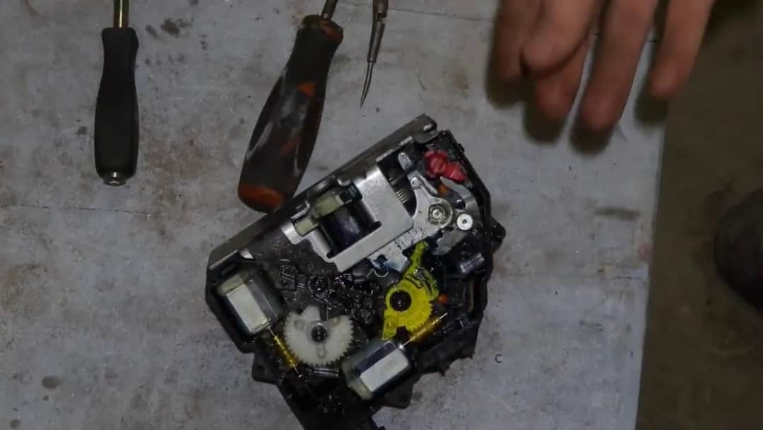 Jak naprawić centralny zamek Opel Meriva i uniknąć kosztownych napraw