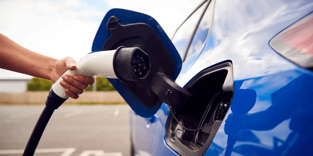 Ile kosztuje przejechanie 100 km samochodem elektrycznym? Zaskakujące fakty!