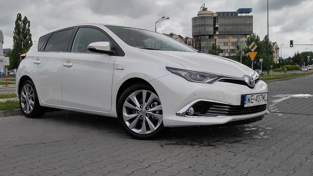 Toyota Prius czy Auris Hybrid - Który wybór jest lepszy dla Ciebie?