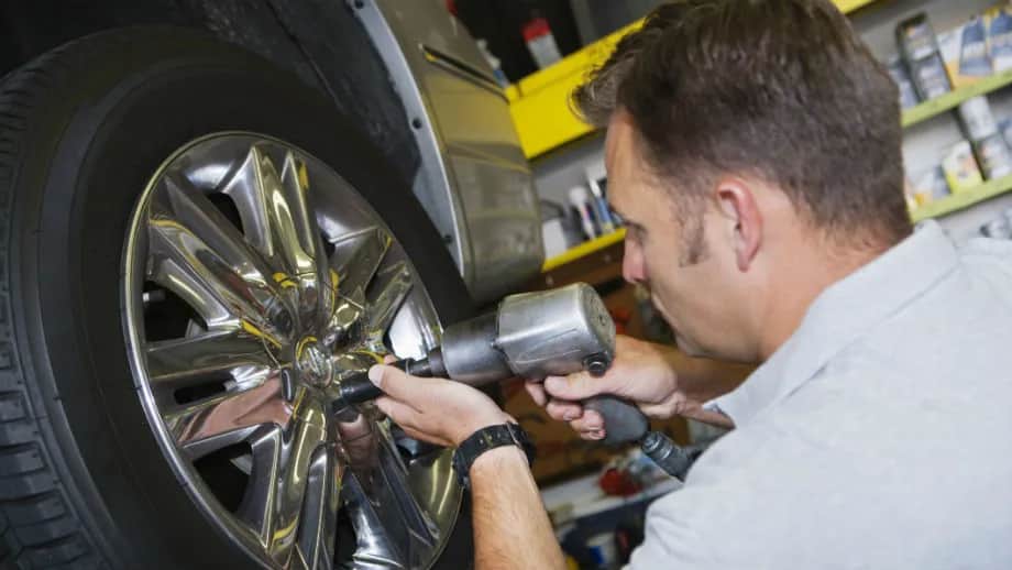 Lepsze opony na przód czy tył? Odkryj kluczowe zasady bezpieczeństwa
